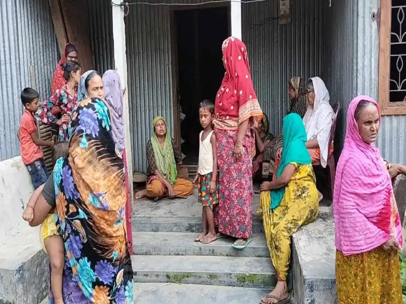 টাঙ্গাইলে নিহত অটোরিক্সা চালকের পরিবারের সদস্য ও স্থানীয়রা প্রতিবাদে অংশগ্রহণ করছে. Channel i News - চ্যানেল আই নিউজ