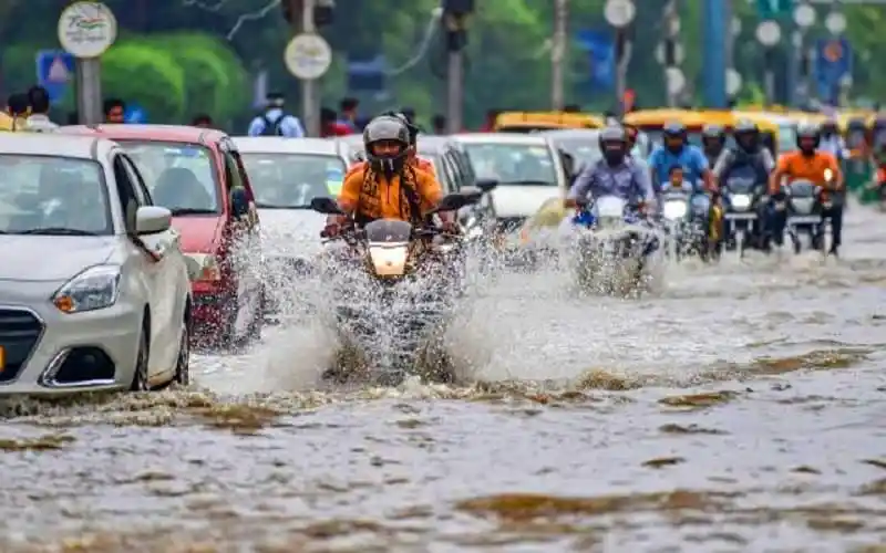 দিল্লিতে ভারী বর্ষণে জলাবদ্ধতা, যানবাহন ও পথচারীরা পানিতে চলাচল করছে. Channel i News - চ্যানেল আই নিউজ