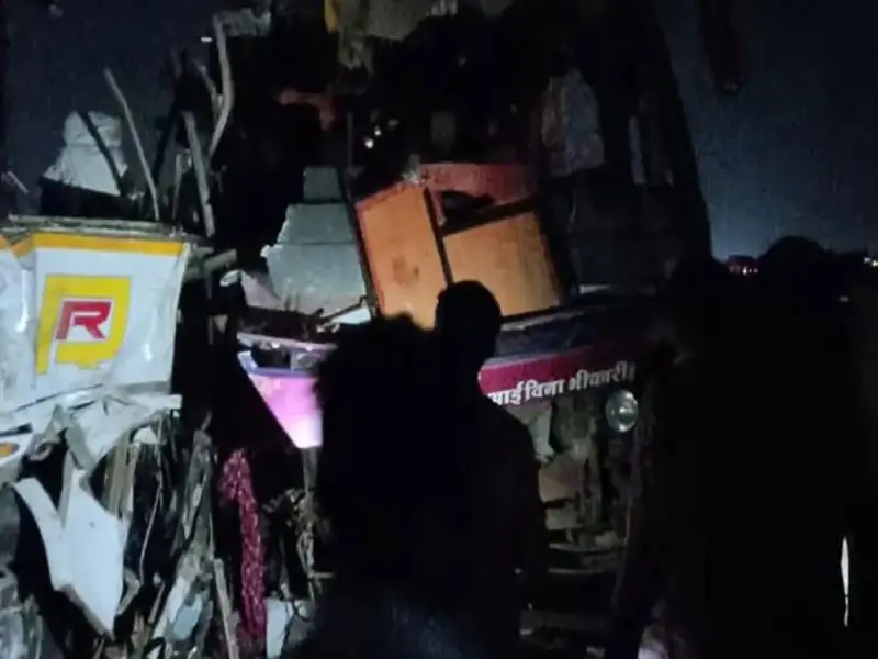 দুর্ঘটনা স্থানে উদ্ধারকাজ চালাচ্ছেন উদ্ধারকর্মীরা. Channel i News - চ্যানেল আই নিউজ