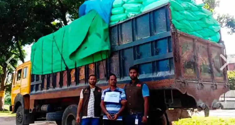 পাচারকৃত সার বোঝাই ট্রাক আটক, তিনজন গ্রেপ্তার. Channel i News - চ্যানেল আই নিউজ