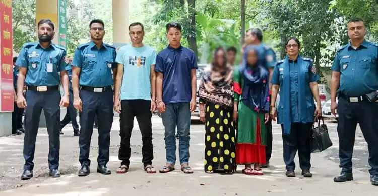 রাঙ্গামাটি থেকে ঢাকায় ইয়াবা পাচারকারী দল, পুলিশ ও গ্রেপ্তারকৃতরা. Channel i News - চ্যানেল আই নিউজ