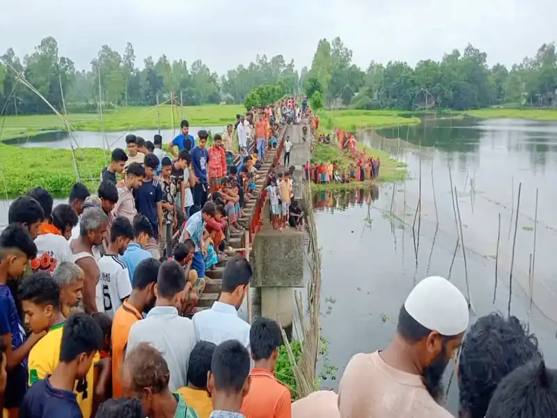 টাঙ্গাইলে নদীর পাড়ে ভাসমান অজ্ঞাত যুবকের মরদেহ, হাজারো মানুষের সমাগম. Channel i News - চ্যানেল আই নিউজ