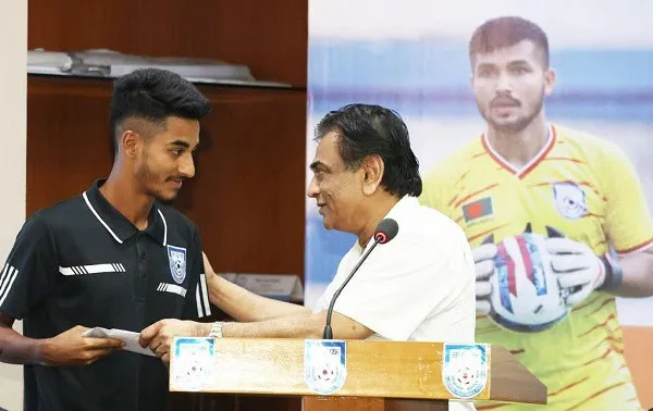 বাংলাদেশ ফুটবল দলের খেলোয়াড় ও কোচের মধ্যে পুরস্কার বিতরণ অনুষ্ঠান. Channel i News - চ্যানেল আই নিউজ