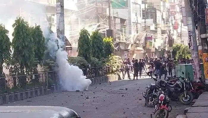 বিক্ষোভের সময় ধোঁয়া ও ভাঙচুরের দৃশ্য, জনতাসহ যানবাহন ও মোটরসাইকেল. Channel i News - চ্যানেল আই নিউজ