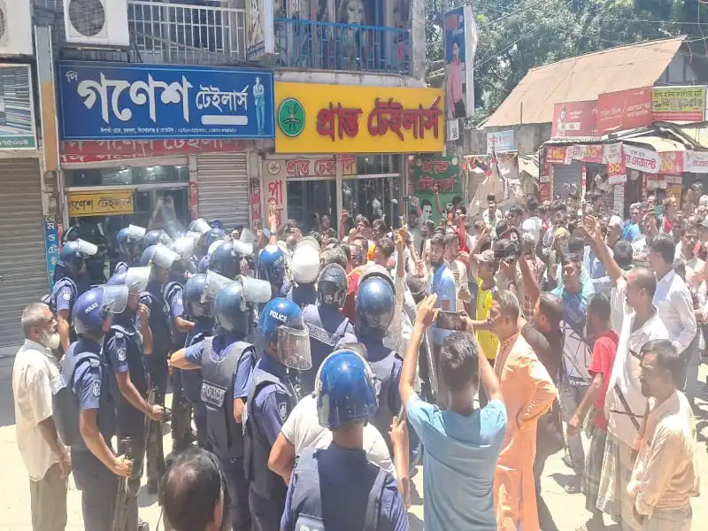 পুলিশ ও বিএনপি নেতাকর্মীদের মধ্যে সংঘর্ষের দৃশ্য, কিশোরগঞ্জ. Channel i News - চ্যানেল আই নিউজ