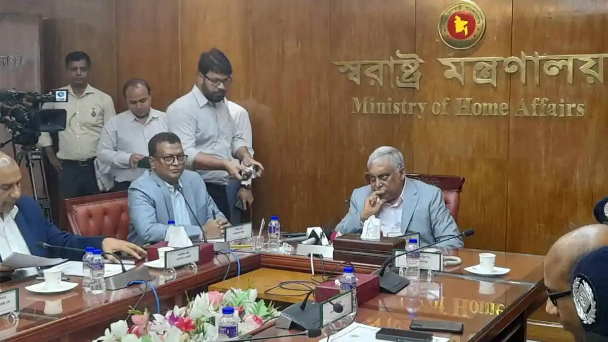 স্বরাষ্ট্রমন্ত্রী ও মন্ত্রিসভার সদস্যরা বৈঠকে অংশগ্রহণ করছেন. Channel i News - চ্যানেল আই নিউজ