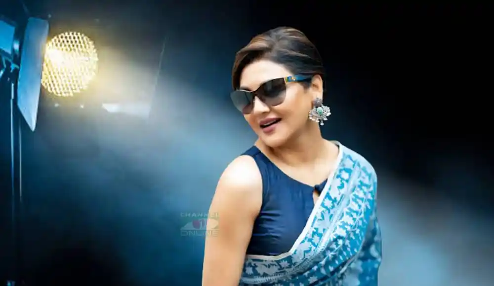 সেলিব্রিটি নারী সেলিব্রিটি সানগ্লাস ও সালোয়ার কামিজ পরা. Channel i News - চ্যানেল আই নিউজ