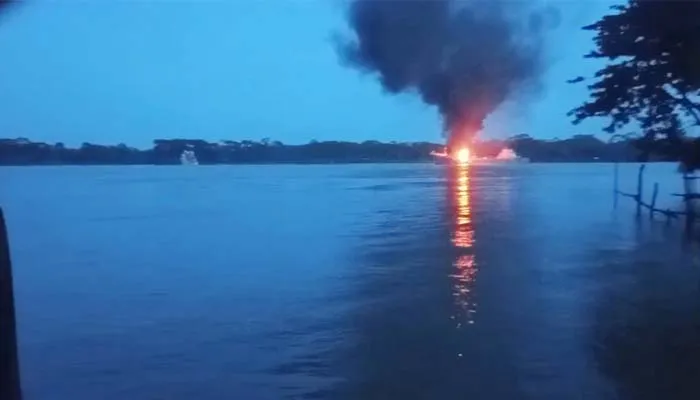 তেলবাহী জাহাজে বিস্ফোরণের দৃশ্য, ধোঁয়া ও আগুনের কুণ্ডলী. Channel i News - চ্যানেল আই নিউজ