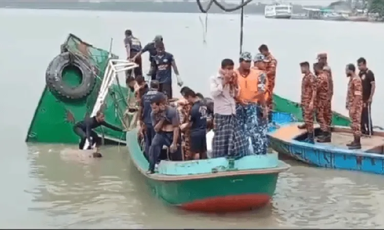 নিখোঁজ দু'জনের লাশ উদ্ধার করতে উদ্ধারকারীরা কাজ করছে. Channel i News - চ্যানেল আই নিউজ