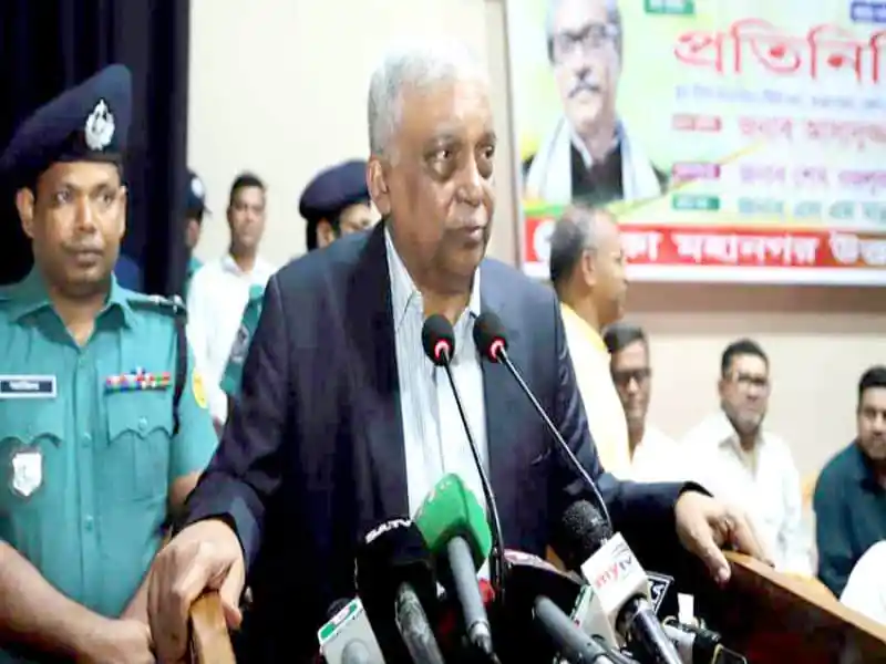 স্বরাষ্ট্রমন্ত্রী জনসভায় বক্তব্য দিচ্ছেন, পাশে পুলিশ সদস্যরা উপস্থিত. Channel i News - চ্যানেল আই নিউজ