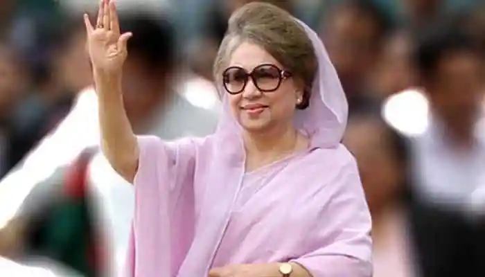 খালেদা জিয়া হাসিমুখে জনতার সাথে শুভেচ্ছা জানাচ্ছেন. Channel i News - চ্যানেল আই নিউজ