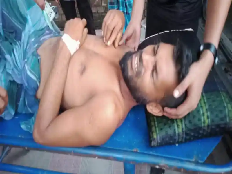 পিটিয়ে আহত এক ব্যক্তি হাসপাতালে চিকিৎসাধীন. Channel i News - চ্যানেল আই নিউজ