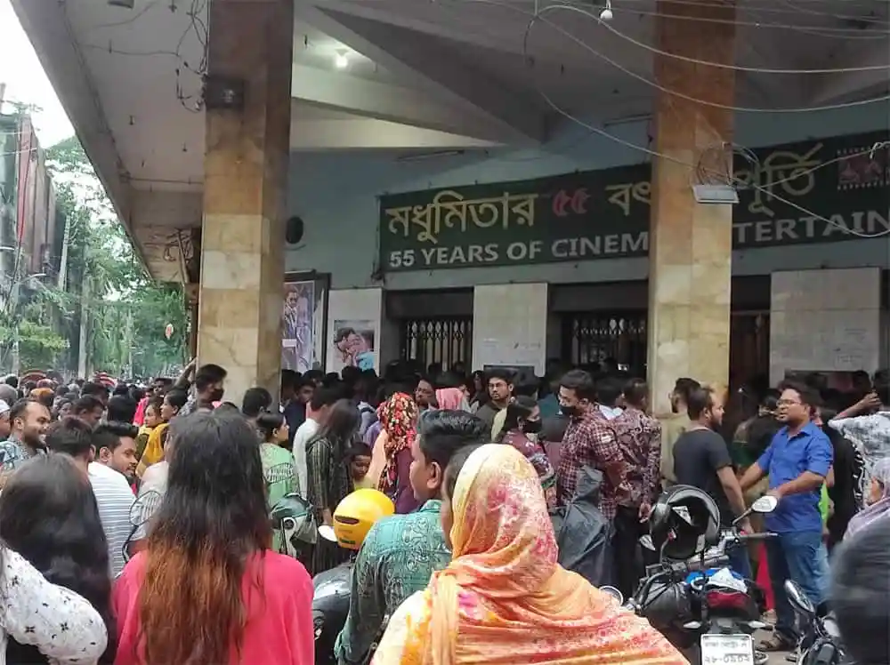 বড় সংখ্যক দর্শক সিনেমা দেখতে সিনেমা হলে ভিড় করছে. Channel i News - চ্যানেল আই নিউজ