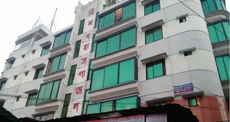ঢাকার একটি হাসপাতালের বহিরাগত দৃশ্য, হাসপাতালের নাম দেখা যাচ্ছে।. Channel i News - চ্যানেল আই নিউজ