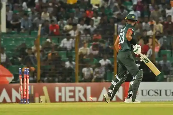 বাংলাদেশ ক্রিকেটার ব্যাটিং করছে, দর্শকরা মাঠে উপভোগ করছে. Channel i News - চ্যানেল আই নিউজ
