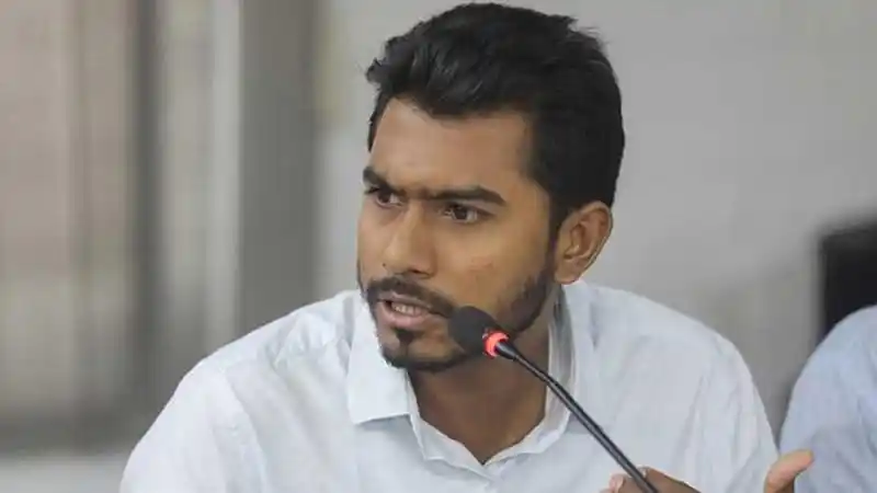 বাংলাদেশের একজন সংবাদ প্রতিবেদক, বক্তৃতা দিচ্ছেন. Channel i News - চ্যানেল আই নিউজ