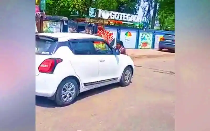 মা পুলিশ গাড়ির সামনে ঝাঁপ দিয়ে ছেলেকে রক্ষা করার চেষ্টা করছেন. Channel i News - চ্যানেল আই নিউজ