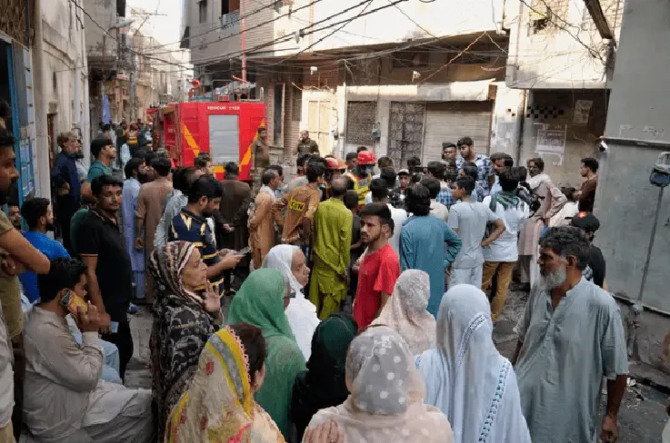 অগ্নিকাণ্ডের ঘটনাস্থলে উদ্ধার ও আহতদের জন্য জরুরি ব্যবস্থা. Channel i News - চ্যানেল আই নিউজ