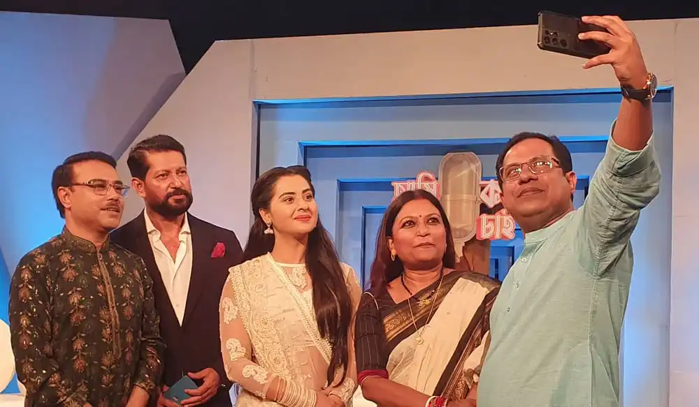 প্রহেলিকা টিমের সদস্যরা একটি অনুষ্ঠানে সেলফি তুলছে. Channel i News - চ্যানেল আই নিউজ