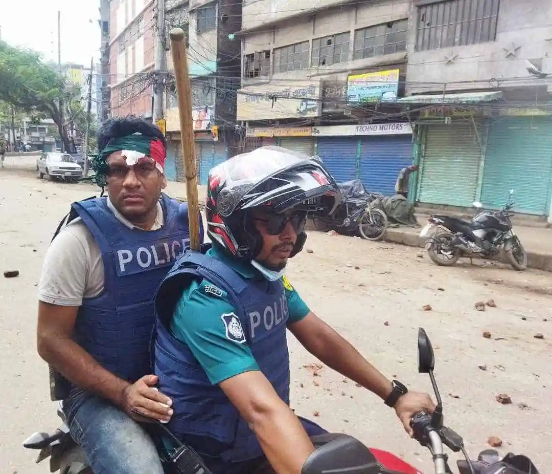 পুলিশ ও বিএনপি নেতাকর্মীদের সংঘর্ষের সময় পুলিশ সদস্যরা ধোলাইখালে মোবাইল. Channel i News - চ্যানেল আই নিউজ