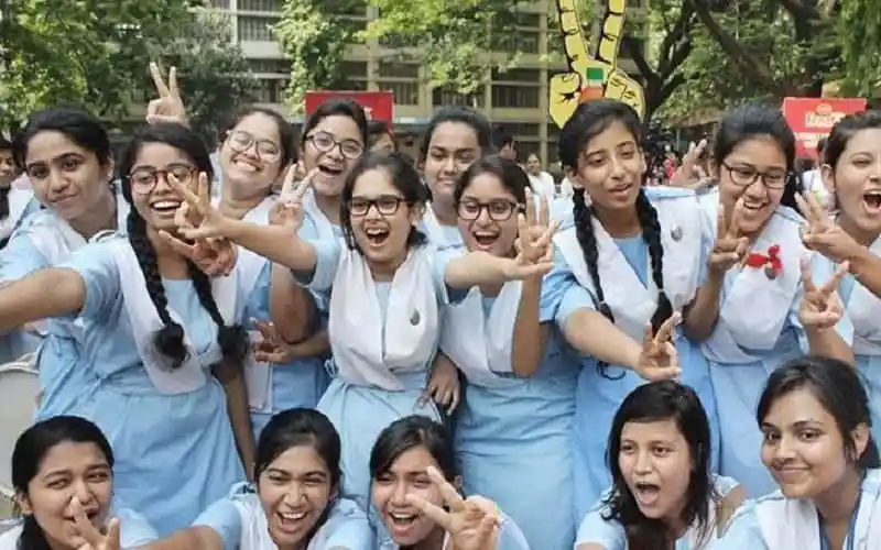 উৎসবমুখর স্কুলের ছাত্রীরা হাসি ও আনন্দে ভরা ছবি. Channel i News - চ্যানেল আই নিউজ