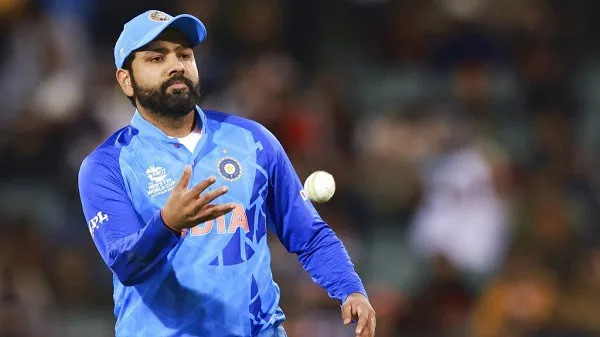 শিখর ধাওয়ান বল হাতে ক্রিকেট ম্যাচে ফোকাস করছেন. Channel i News - চ্যানেল আই নিউজ