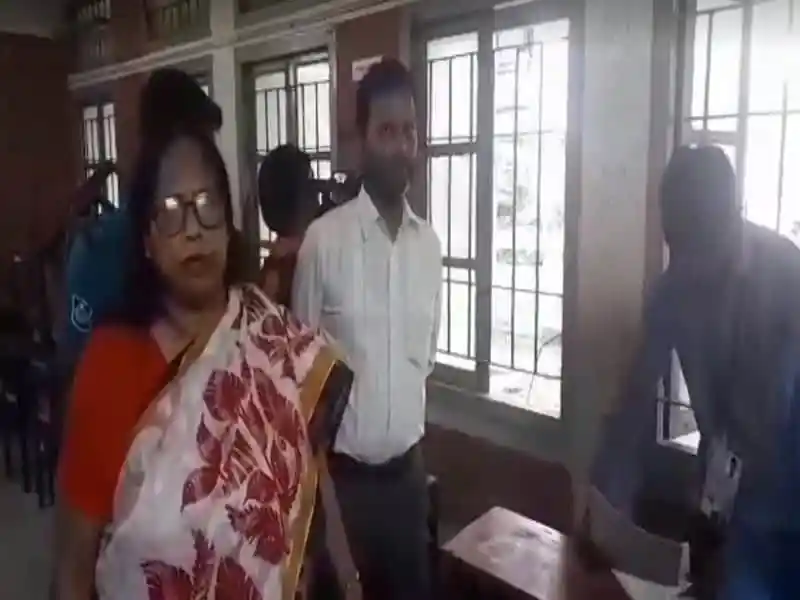 নির্বাচনী কেন্দ্রের ভোট গণনা কার্যক্রমে কর্মকর্তারা উপস্থিত. Channel i News - চ্যানেল আই নিউজ