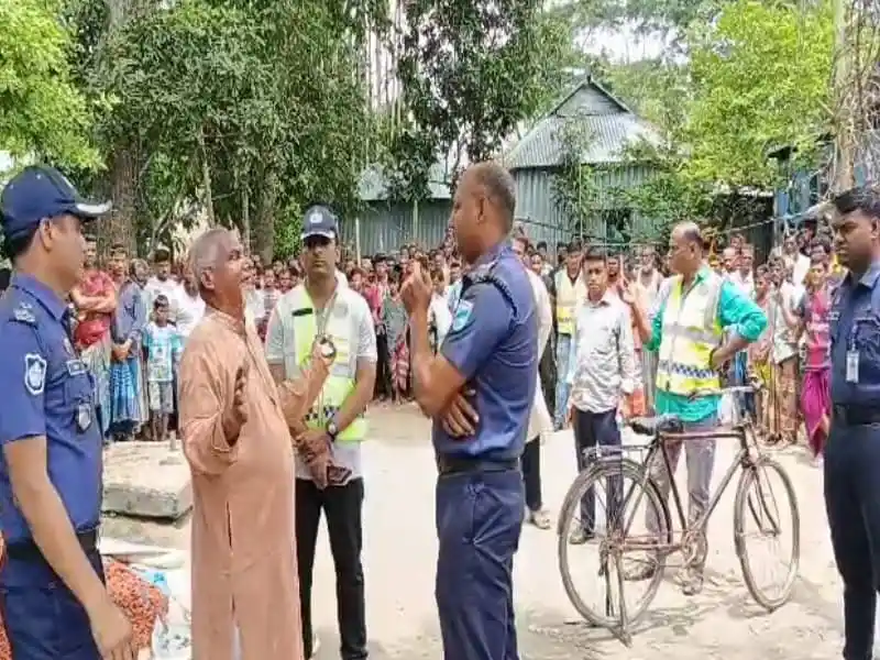প্রতিপক্ষের হামলায় ভাই-বোনের মৃত্যু নিয়ে আলোচনা করছে পুলিশ ও স্থানীয়রা. Channel i News - চ্যানেল আই নিউজ