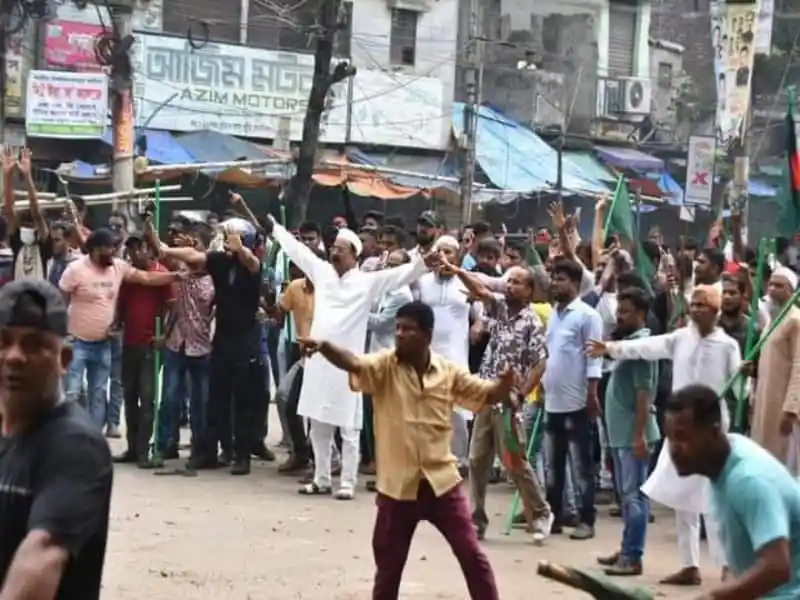ধোলাইখালে সংঘর্ষে অংশগ্রহণকারী নেতাকর্মীরা. Channel i News - চ্যানেল আই নিউজ