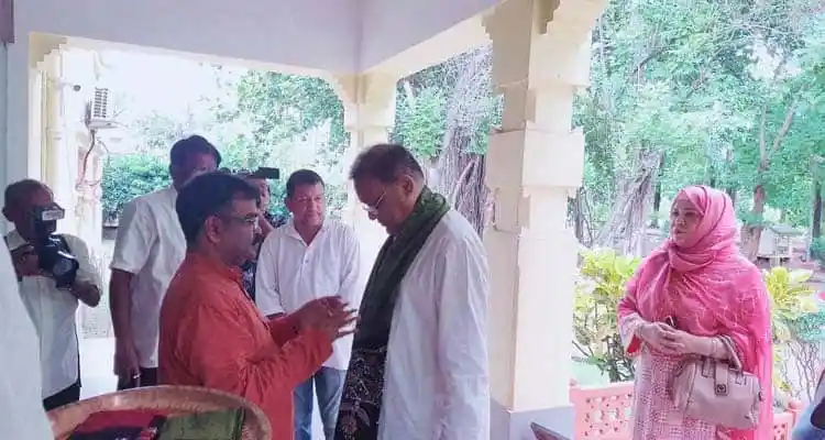 শান্তিনিকেতনে তথ্যমন্ত্রীর সঙ্গে সাক্ষাৎরত ব্যক্তিরা. Channel i News - চ্যানেল আই নিউজ