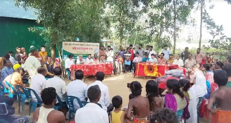 বেদেপল্লীর বাসিন্দাদের যাতায়াতের জন্য রাস্তার দাবি জানাচ্ছেন স্থানীয়রা. Channel i News - চ্যানেল আই নিউজ