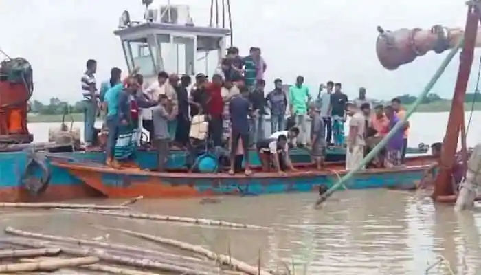 আড়িয়াল খাঁ নদে ড্রেজার ডুবির সময় উদ্ধার কাজ চলছে. Channel i News - চ্যানেল আই নিউজ