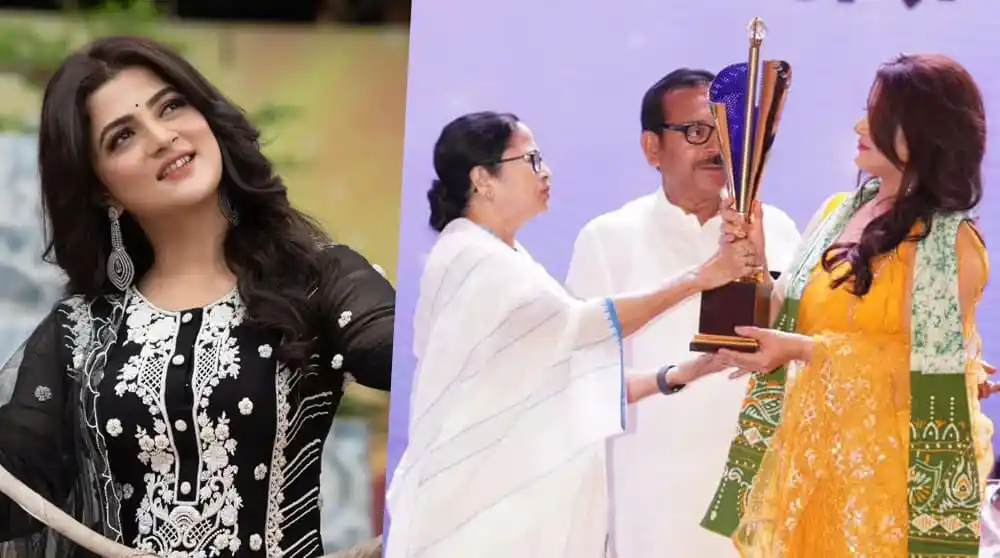 শ্রাবন্তী পুরস্কার গ্রহণের সময় উপস্থিত ব্যক্তিরা. Channel i News - চ্যানেল আই নিউজ