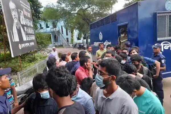 বুয়েটের ছাত্রদের গ্রেপ্তার ও পুলিশের উপস্থিতি. Channel i News - চ্যানেল আই নিউজ