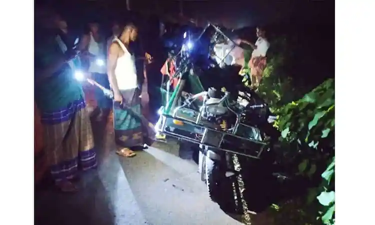 ট্রাক-অটোরিকশা দুর্ঘটনায় নিহত ৩, স্থানীয়রা দেখছেন. Channel i News - চ্যানেল আই নিউজ
