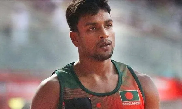 বাংলাদেশের অ্যাথলেট জহির ট্র্যাকের পাশে দাঁড়িয়ে আছেন. Channel i News - চ্যানেল আই নিউজ