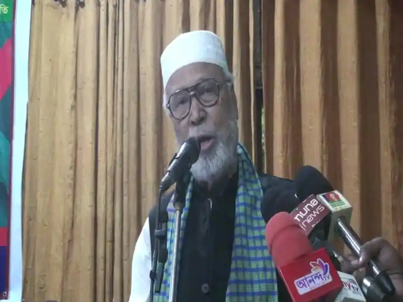 কাদের সিদ্দিকী বক্তৃতা দিচ্ছেন, পেছনে কাঠের পর্দা. Channel i News - চ্যানেল আই নিউজ