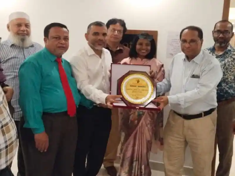 স্মারক প্রদান অনুষ্ঠানে অংশগ্রহণকারী ব্যক্তিরা. Channel i News - চ্যানেল আই নিউজ
