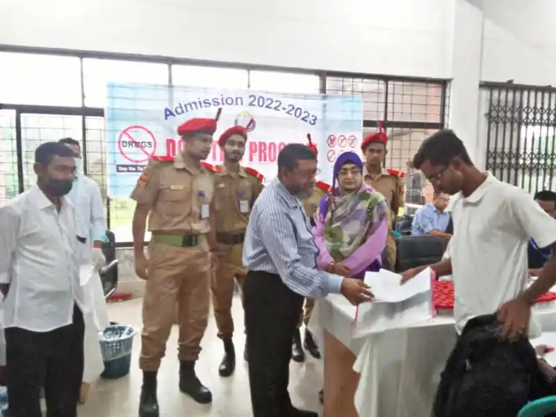 শাহজালাল বিশ্ববিদ্যালয়ে ভর্তি পরীক্ষার জন্য ছাত্র-ছাত্রীদের পরীক্ষা চলাকালে. Channel i News - চ্যানেল আই নিউজ