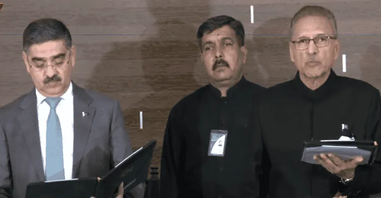 তত্ত্বাবধায়ক সরকার প্রধান হিসেবে শপথ নেওয়া আনোয়ারুল হক কাকার. Channel i News - চ্যানেল আই নিউজ