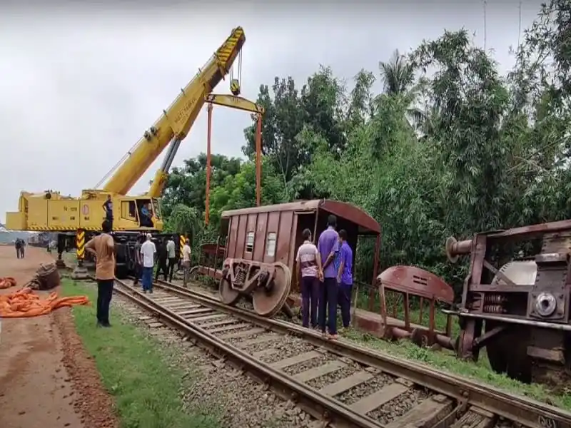 যশোরে তেলবাহী ট্রেনের বগি লাইনচ্যুত, উদ্ধার কাজ চলছে. Channel i News - চ্যানেল আই নিউজ