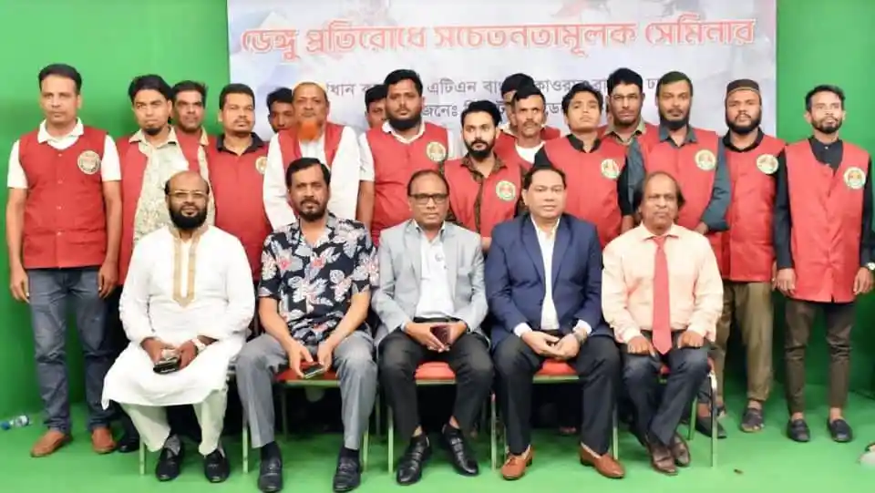 চ্যানেল আই অনলাইন এর সদস্যদের গ্রুপ ছবি, সবাই হাসিমুখে দাঁড়িয়ে. Channel i News - চ্যানেল আই নিউজ