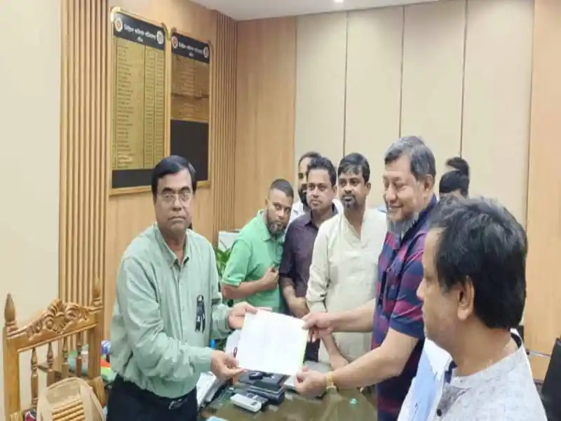 যুবলীগের প্রতিনিধি ইসিতে স্মারকলিপি প্রদান করছে. Channel i News - চ্যানেল আই নিউজ