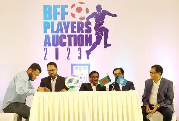 বাফ ফুটবল খেলোয়াড়দের নিলামে অংশগ্রহণের ছবি. Channel i News - চ্যানেল আই নিউজ