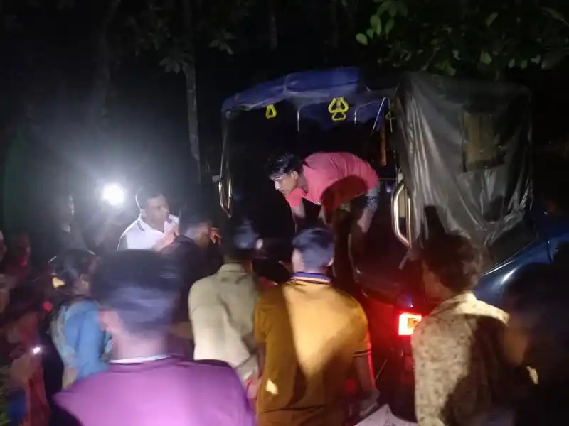 প্রত্যক্ষদর্শীরা ঘটনাস্থলে জড়ো হয়েছে, আলোচনার জন্য. Channel i News - চ্যানেল আই নিউজ