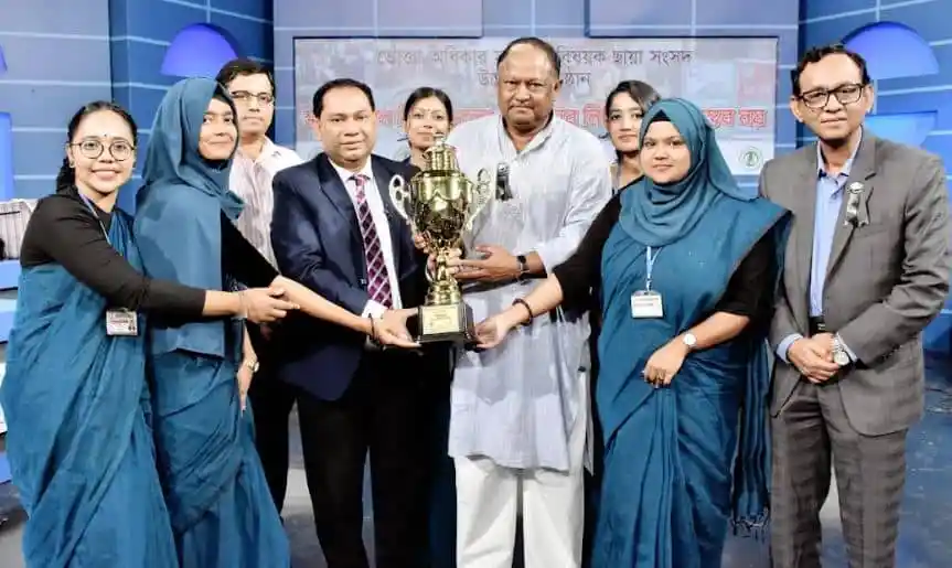 চ্যানেল আই অনলাইন এর প্রতিনিধিরা পুরস্কার গ্রহণ করছেন. Channel i News - চ্যানেল আই নিউজ