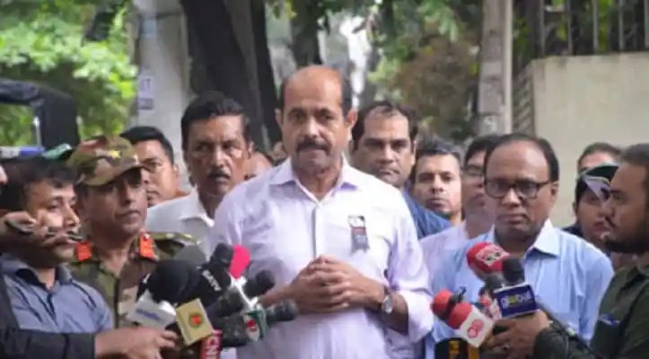 নেতা ও সাংবাদিকরা একসঙ্গে সংবাদ সম্মেলনে অংশগ্রহণ করছেন. Channel i News - চ্যানেল আই নিউজ