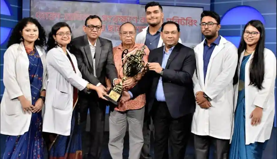 চ্যানেল আই অনলাইন এর প্রতিনিধিরা পুরস্কার গ্রহণ করছেন. Channel i News - চ্যানেল আই নিউজ