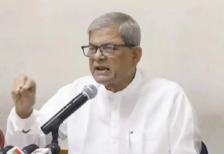 মির্জা ফখরুলের বক্তৃতা, তিনি বক্তৃতা দিচ্ছেন এবং হাত নাড়ছেন. Channel i News - চ্যানেল আই নিউজ