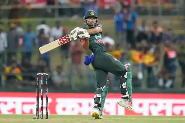 বাংলাদেশ ক্রিকেটার হৃদয় ব্যাটিং করে, মাঠে খেলা চলমান. Channel i News - চ্যানেল আই নিউজ